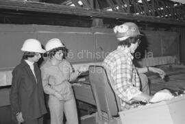 Groupe de travailleurs à l’intérieur de la scierie Barrette et Saucier à Lebel-sur-Quévillon