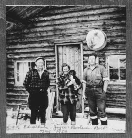 Ed White, Bert Oakley et Joyce Oakley à Portage Island en mai 1954.