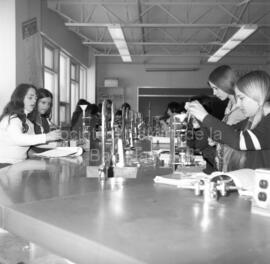 Groupe d’élèves dans une classe de science de l’école J.A. Tremblay