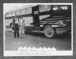 Ernie et Irène devant l’autobus en direction de St-Félicien en 1953.