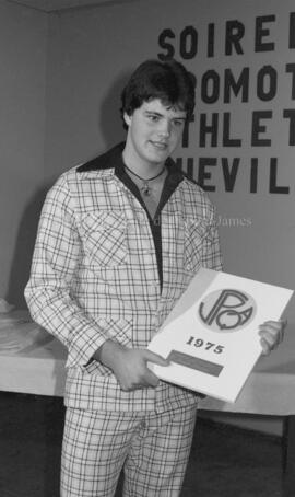 Un des athlètes avec son prix à la soirée SPAQ de Lebel-sur-Quévillon