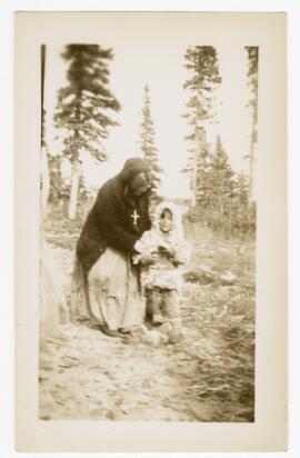 Une religieuse et un enfant cris vêtu d’un manteau de lièvre.