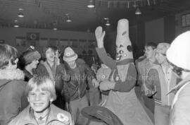 Groupe de personnes avec la mascotte aux finales des Jeux du Québec à Chapais
