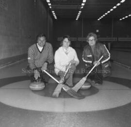 Trois personnes au curling d’un bonspiel de classe A à Lebel-sur-Quévillon