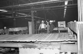 Des travailleurs de la compagnie des Produits forestiers Saucier à Lebel-sur-Quévillon