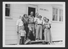 Photo de groupe prise devant le bureau de la mine Jaculet en 1952. De gauche à droite : Nina Bidg...