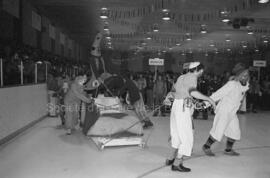 Clowns tirant une chaussure géante aux finales des Jeux de Québec à Chapais