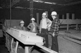 Des travailleurs de la compagnie des Produits forestiers Saucier à Lebel-sur-Quévillon