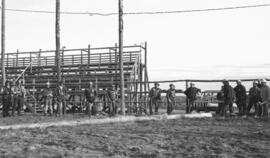 Groupe de personnes sur un terrain lors d’un festival de bûcheron à Lebel-sur-Quévillon