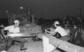 Deux hommes sciant une bûche à deux lors du festival de bûcheron à Lebel-sur-Quévillon