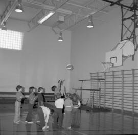 Groupe d’enfants dans le gymnase de l’école Boréale à Lebel-sur-Quévillon