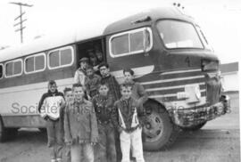 Jeunes devant un autobus