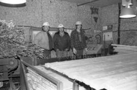 Des travailleurs de la compagnie des Produits forestiers Saucier à Lebel-sur-Quévillon