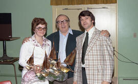 Trois personnes lors de la cérémonie de départ de M. Winston Whittom de Lebel-sur-Quévillon