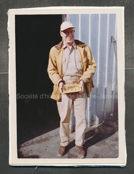 Randy Mills avec une brique d’or à la Mine Norbeau en 1961.