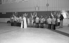 Groupe de personnes au couronnement de la Reine Madone au Carnaval de Lebel-sur-Quévillon