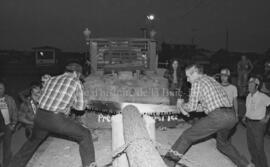 Deux hommes sciant une bûche à deux lors du festival de bûcheron à Lebel-sur-Quévillon