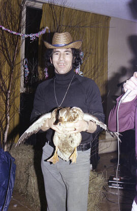 Un homme tenant un canard lors d’une soirée western à Lebel-sur-Quévillon