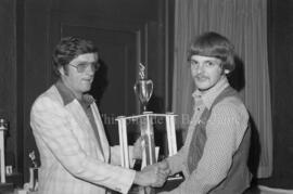 Deux hommes avec un trophée au banquet de clôture de la saison de la ligue Nordair